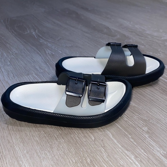 Amazon Essential Lonsoen foam slides white and black toddler sz 9 toddler - Picture 2 of 5